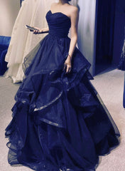 Vestido de fiesta largo con escote en forma de corazón y capas de tul azul marino 