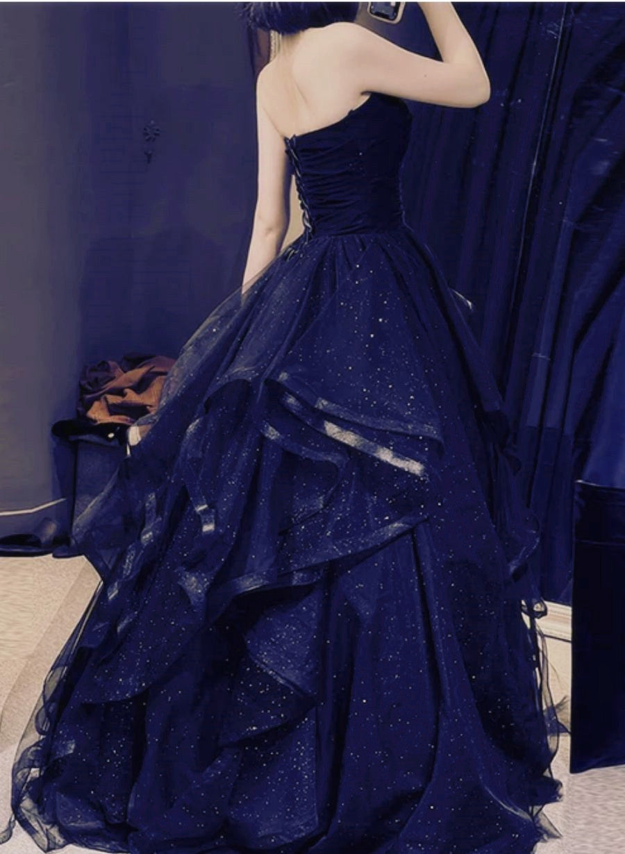 Vestido de fiesta largo con escote en forma de corazón y capas de tul azul marino 