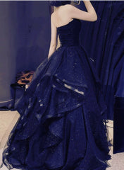 Vestido de fiesta largo con escote en forma de corazón y capas de tul azul marino 