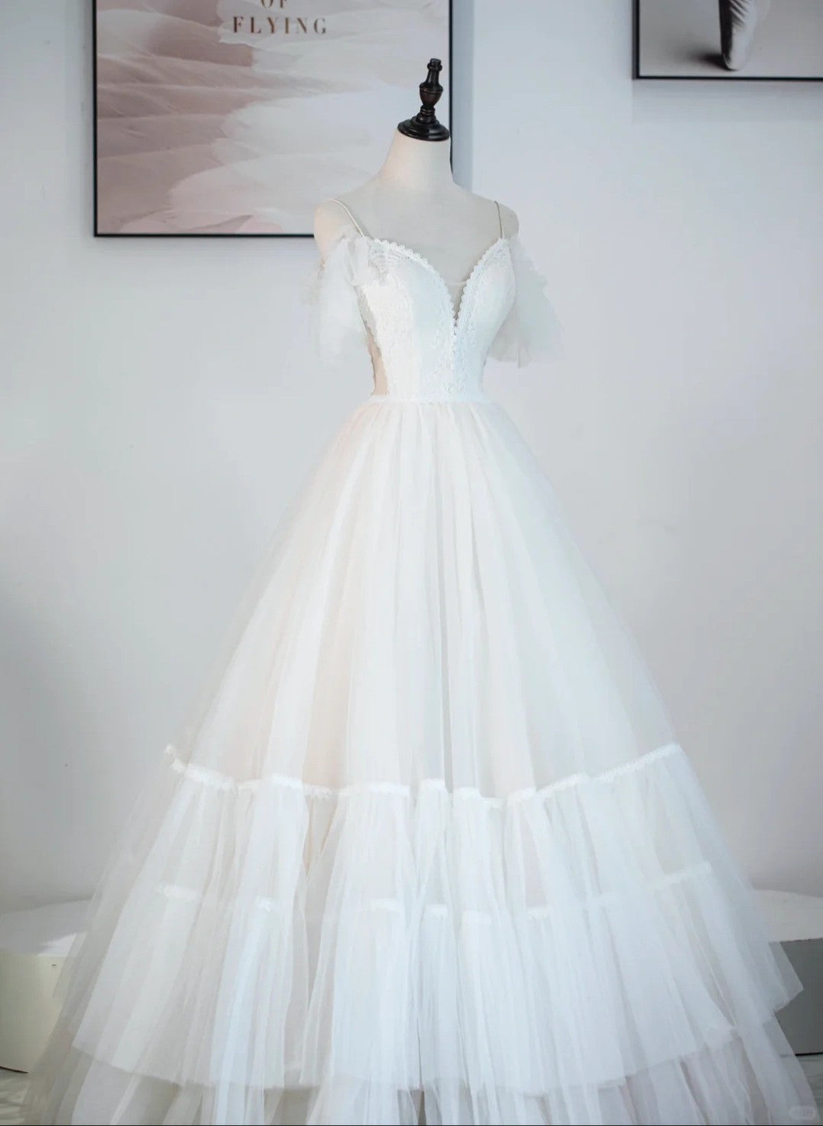 Vestido de fiesta de tul color marfil con escote en V, tirantes y hombros descubiertos 