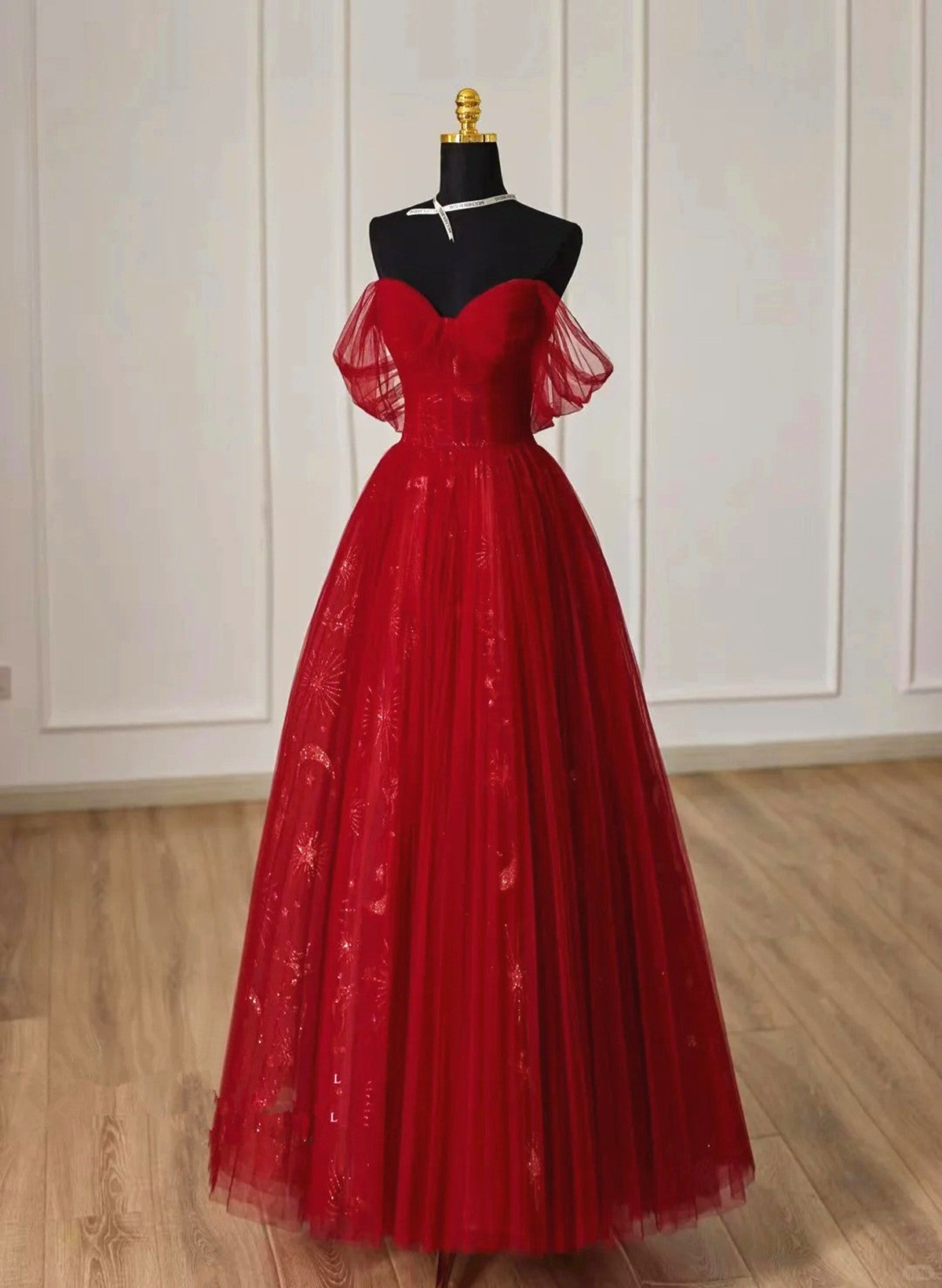 Precioso vestido de fiesta de tul rojo vino con escote en forma de corazón y hombros descubiertos 