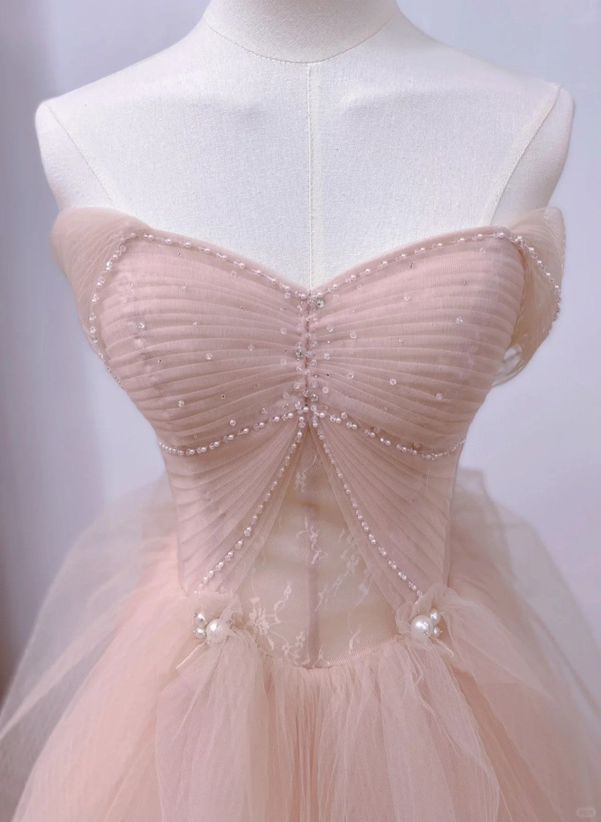 Vestido de fiesta largo rosa de tul con cuentas y hombros descubiertos 