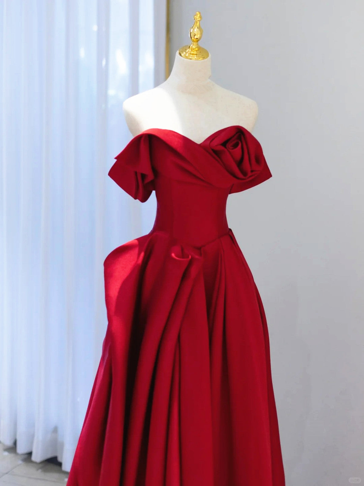 Vestido de noche largo de satén rojo vino sin tirantes y corte A 