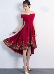 Precioso vestido de dama de honor de corte alto y bajo en rojo oscuro 