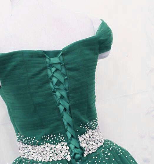 Precioso vestido de fiesta largo de tul verde oscuro con hombros descubiertos 
