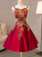 Lindo vestido de fiesta de satén rojo con bordados hasta la rodilla 