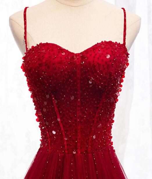 Vestido formal largo con tirantes en rojo oscuro y cuentas en forma de corazón