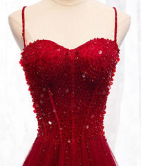 Vestido formal largo con tirantes en rojo oscuro y cuentas en forma de corazón