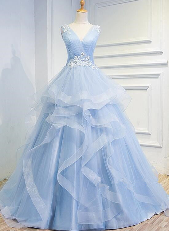 Hermosos vestidos de fiesta azules con escote en V y cola larga. 