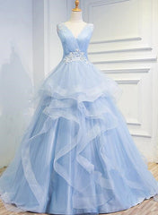 Hermosos vestidos de fiesta azules con escote en V y cola larga. 