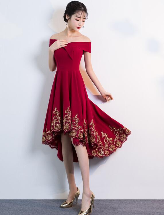 Precioso vestido de dama de honor de corte alto y bajo en rojo oscuro 