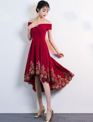 Precioso vestido de dama de honor de corte alto y bajo en rojo oscuro 