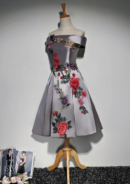 Hermoso vestido de dama de honor corto de satén con flores y hombros descubiertos 