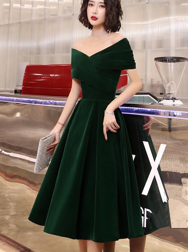 Vestido de dama de honor de terciopelo verde con hombros descubiertos y corte A 