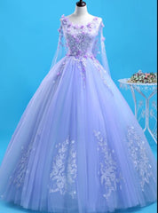 Hermoso vestido de fiesta con escote redondo y flores de lavanda 