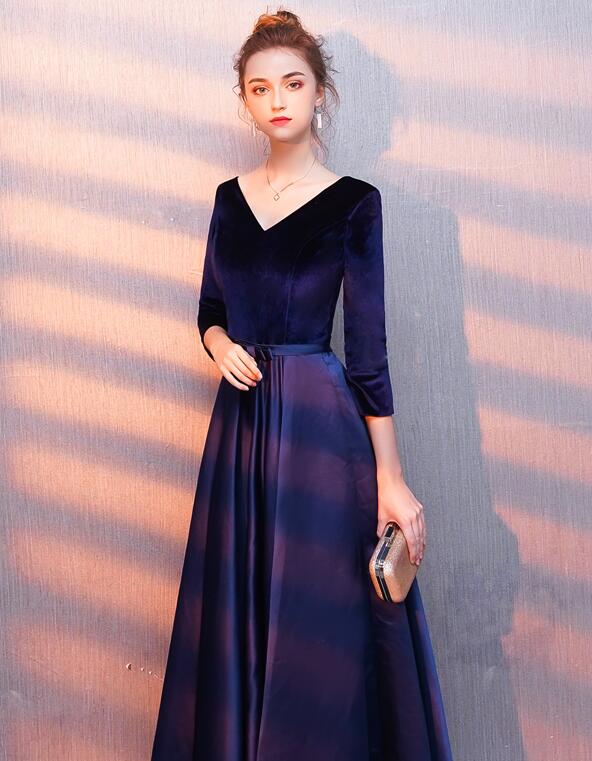 Vestido de dama de honor de satén y terciopelo con escote en V azul marino 