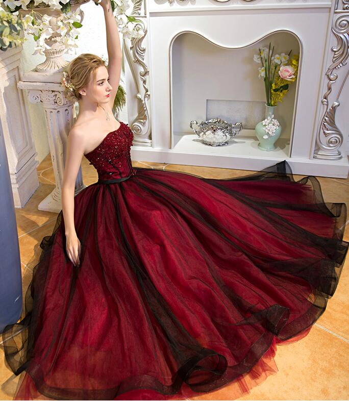 Vestido de fiesta largo de tul con escote redondo en rojo y negro y cuentas 