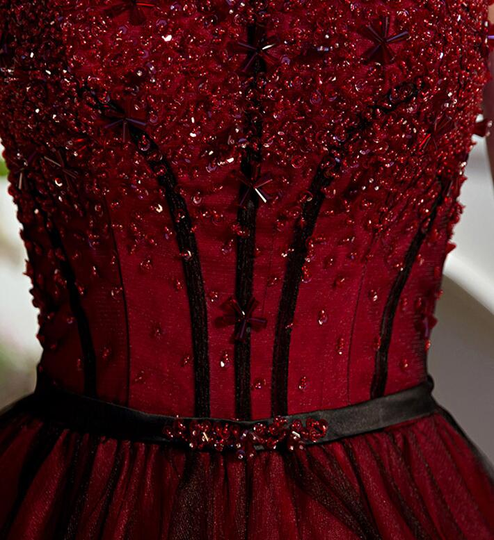 Vestido de fiesta largo de tul con escote redondo en rojo y negro y cuentas 