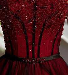 Vestido de fiesta largo de tul con escote redondo en rojo y negro y cuentas 