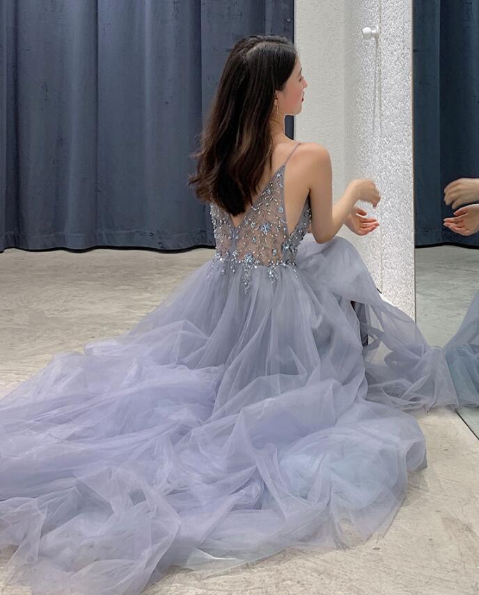 Vestido de noche largo de tul con cuentas y escote en V con abertura en la pierna 