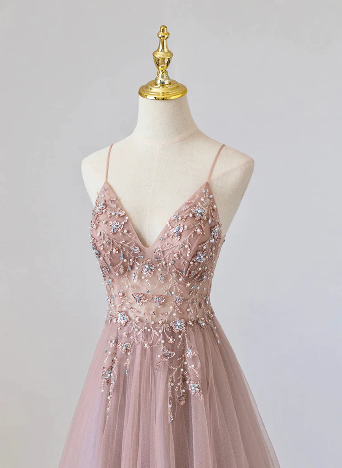 Vestido de fiesta rosa con escote en V, tirantes con cuentas y largo hasta el suelo 