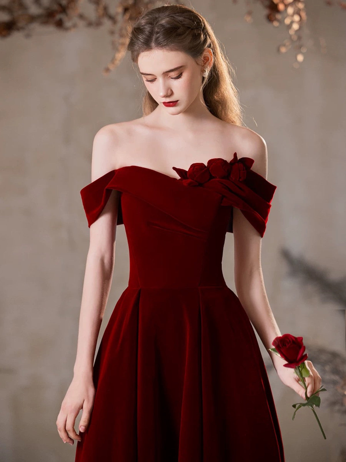 Vestido de fiesta largo con hombros descubiertos de terciopelo rojo vino 