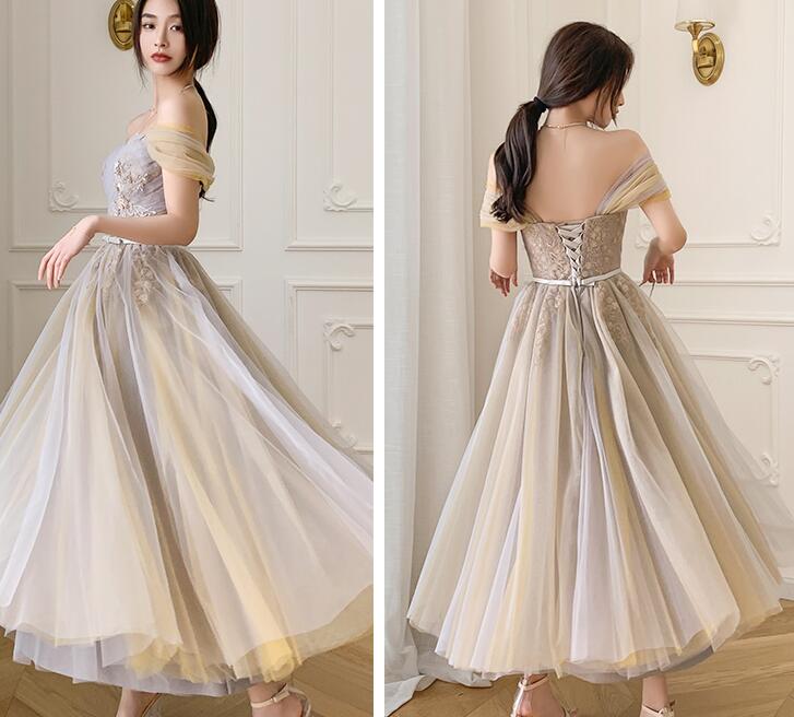 Vestidos de fiesta con escote corazón y hombros descubiertos hasta la rodilla 