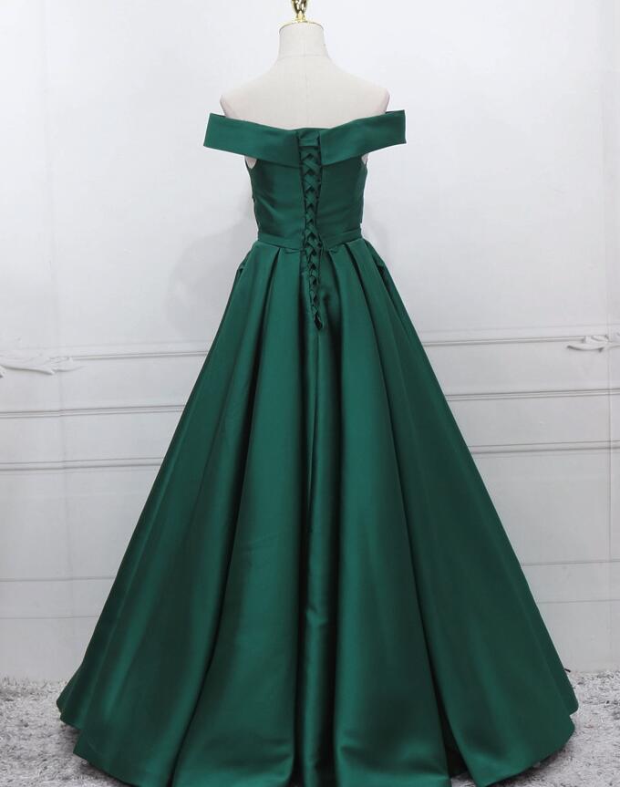Vestido de fiesta largo con hombros descubiertos y satén verde sencillo 