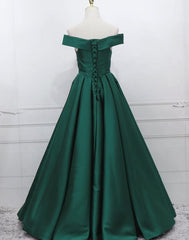 Vestido de fiesta largo con hombros descubiertos y satén verde sencillo 