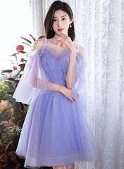 Vestido de fiesta corto de tul morado con hombros descubiertos 