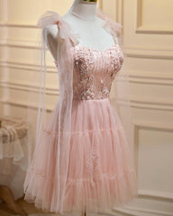 Vestido corto de fiesta con encaje de tul rosa y flores 