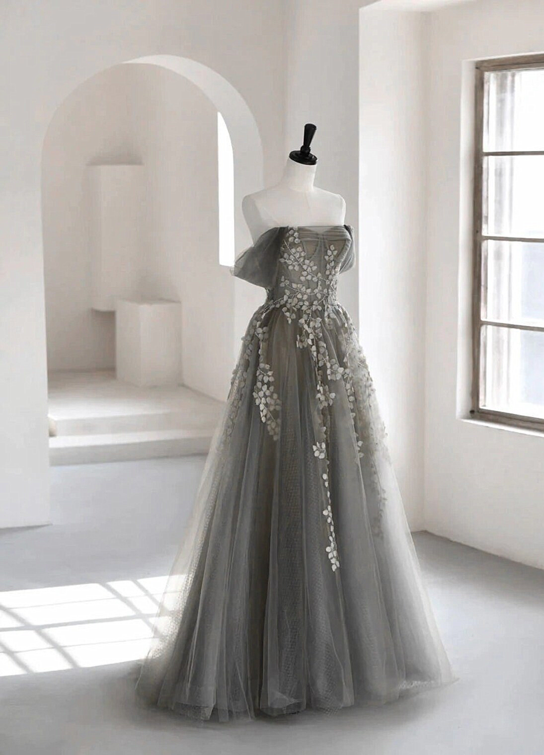 Vestido de fiesta largo de tul gris con hombros descubiertos y apliques de encaje, vestido de fiesta gris