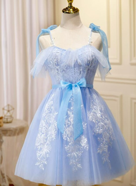 Vestido de fiesta azul claro de tul con encaje hasta la rodilla 