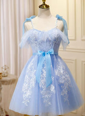 Vestido de fiesta azul claro de tul con encaje hasta la rodilla 