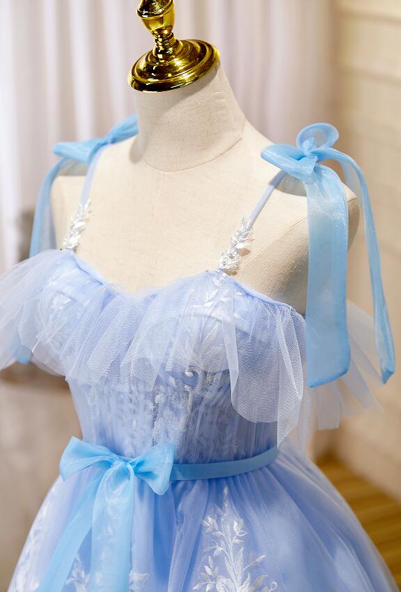 Vestido de fiesta azul claro de tul con encaje hasta la rodilla 