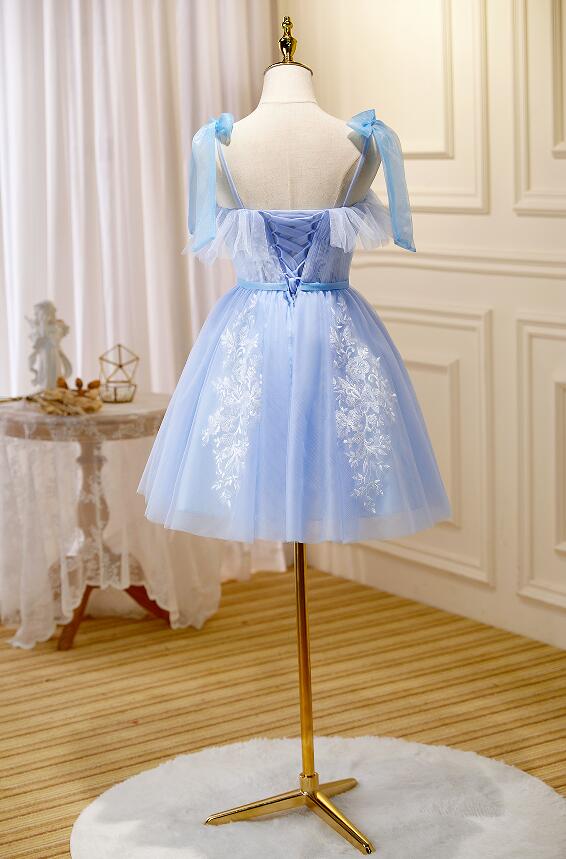 Vestido de fiesta azul claro de tul con encaje hasta la rodilla 