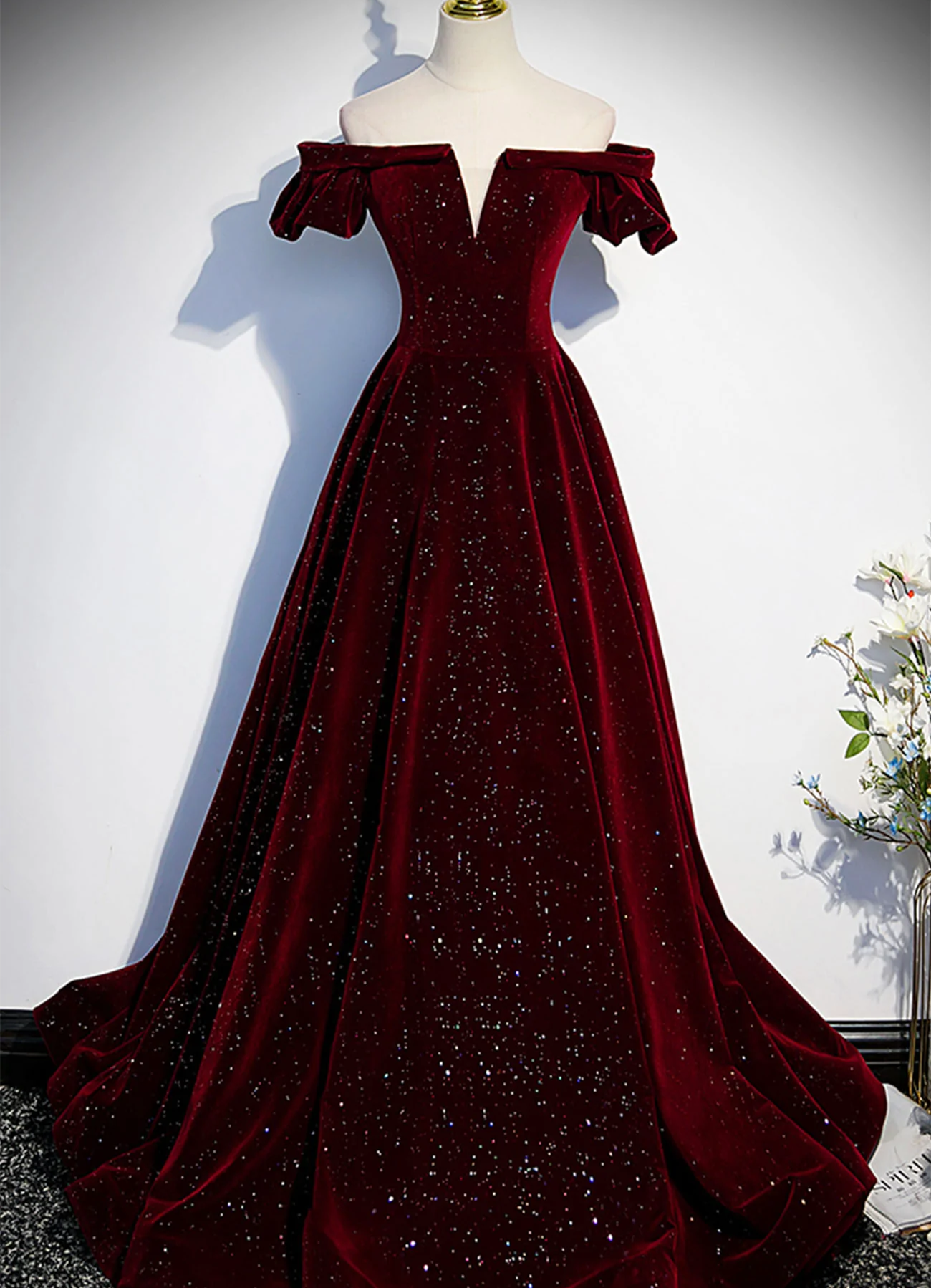 Vestido de noche formal largo con hombros descubiertos de terciopelo rojo vino 