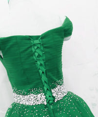Vestido formal verde de tul con cuentas y hombros descubiertos en corte A 