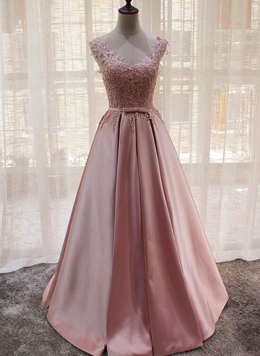 Encantador vestido formal largo de satén rosa 