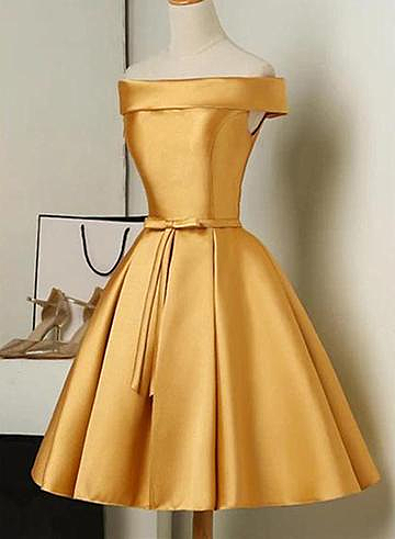 Lindo vestido de fiesta de satén hasta la rodilla con hombros descubiertos 