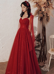 Vestido de noche largo con tirantes de tul brillante color rojo vino 