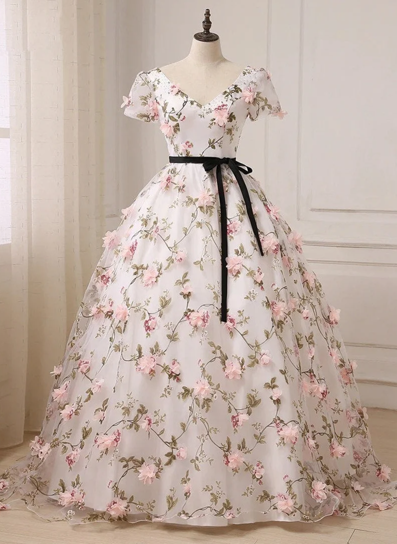 Hermoso vestido de fiesta largo con flores 