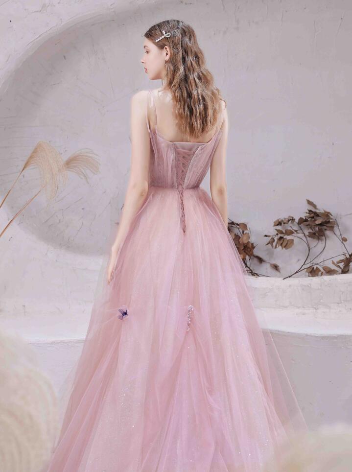 Vestido formal largo con tirantes finos de tul rosa y cuentas 