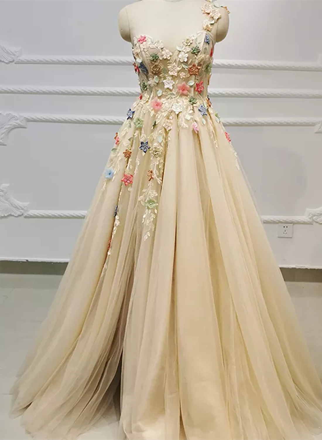 Vestido de noche largo de tul champán claro con flores 