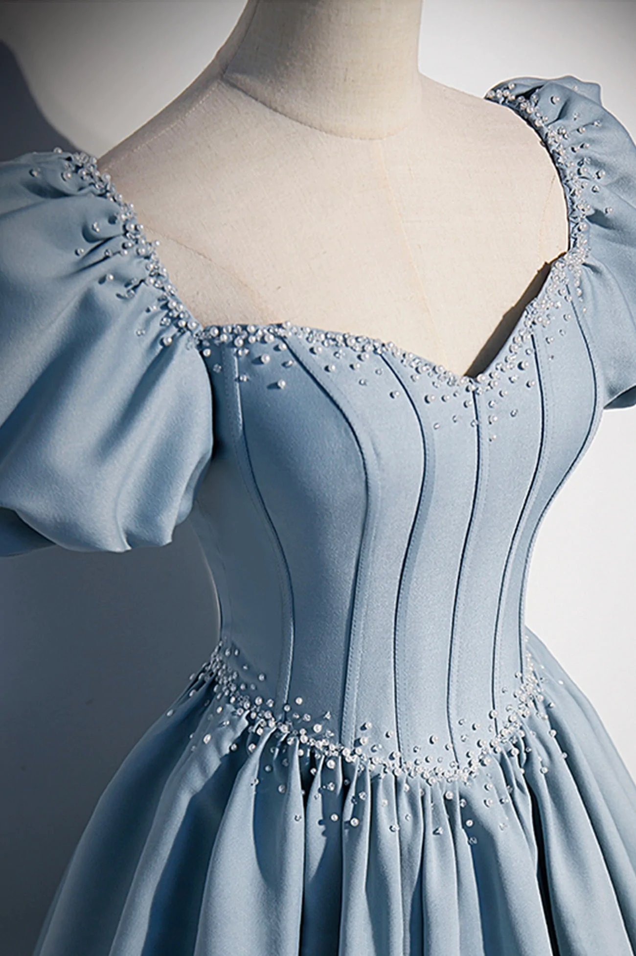 Vestido de fiesta largo de satén azul con perlas 