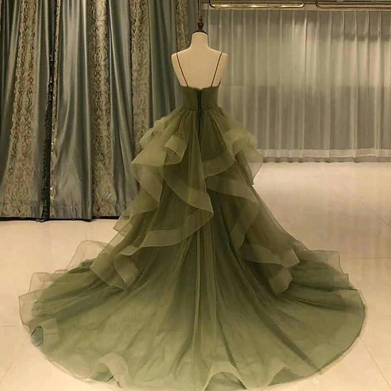 Vestido de noche largo de tul con escote en forma de corazón y tirantes verdes 