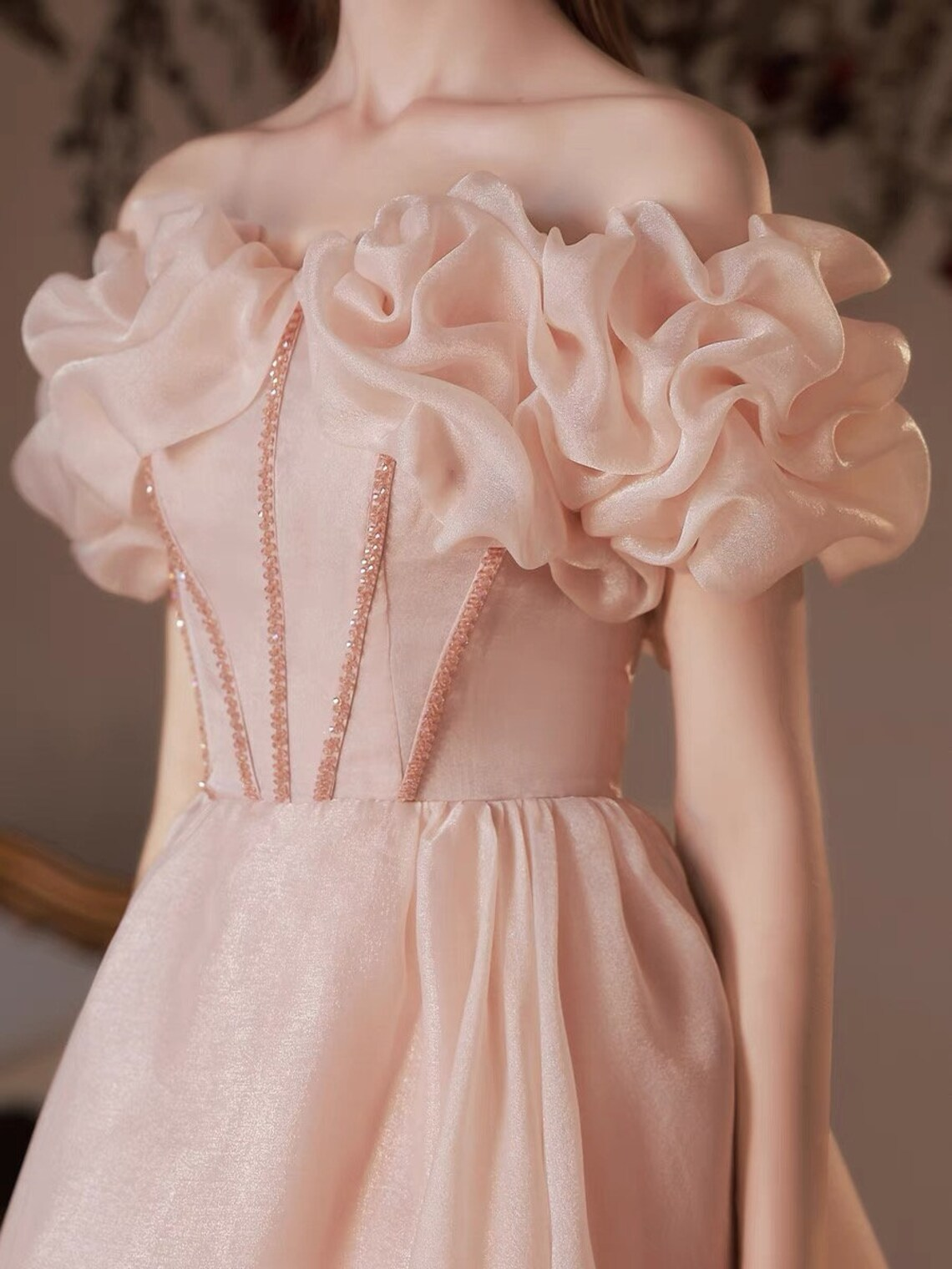 Vestido de fiesta rosa de manga corta con escote en forma de corazón y cuentas 
