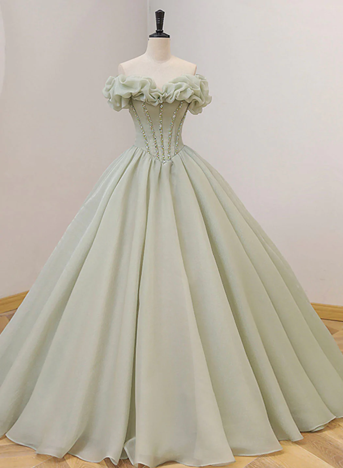 Vestido de fiesta verde claro con escote en forma de corazón y cuentas 
