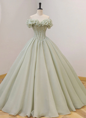 Vestido de fiesta verde claro con escote en forma de corazón y cuentas 