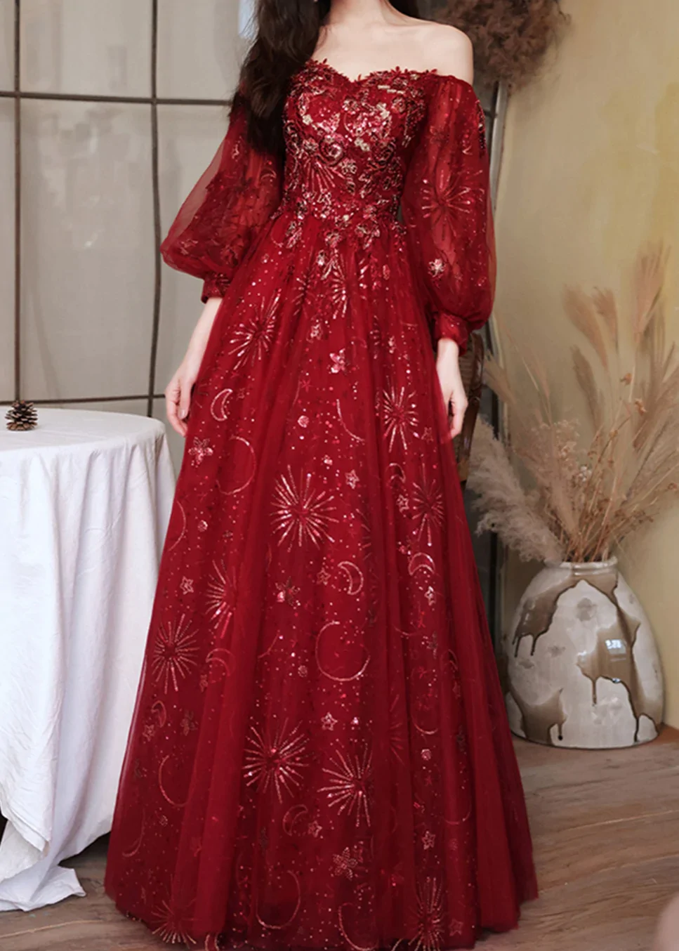 Vestido largo de fiesta de tul con mangas abullonadas en color rojo vino 